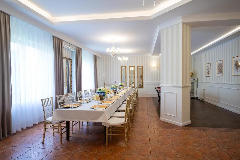 Hotel Lord Debica Kültér fotó