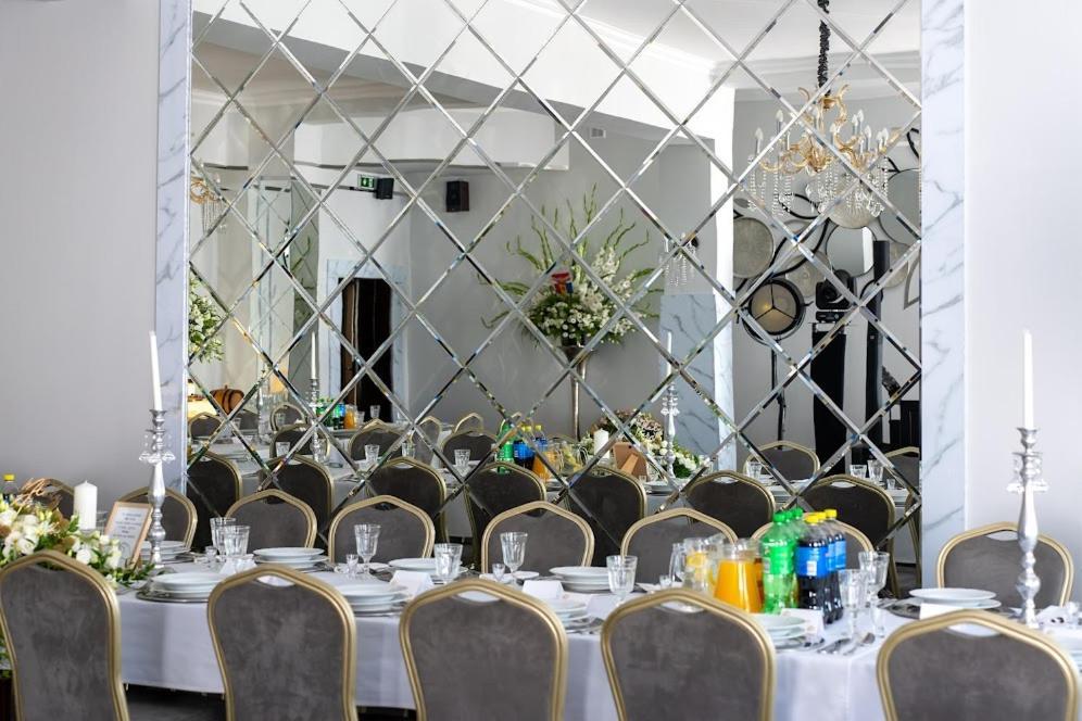 Hotel Lord Debica Kültér fotó